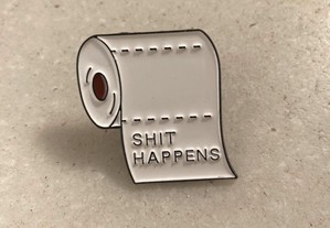 Pin Estilo "Shit Happens" - Novo, Selado