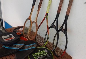 Três raquetes de ténis de campo
