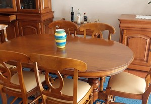 Mesa de sala de jantar e cadeiras