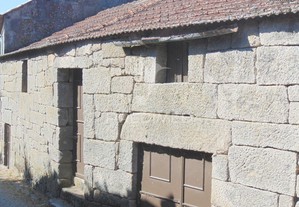 Casa tradicional em granito c/ quintal para recuperar em vila real