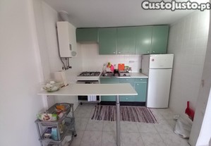 T1-Apartamento cozinha semi-equipada, prédio organizado com elevador junto à CP da Amadora
