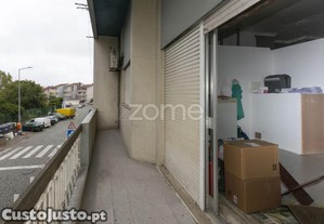 Loja Em Oliveira Do Douro, Vila Nova De Gaia