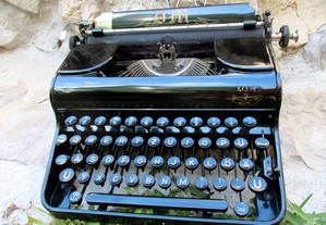 Maquina antiga de escrever Preta