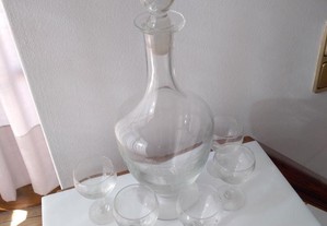 Garrafa de licor e seis copos vidro lavrado