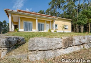 Moradia Térrea com Dois Pisos, Perfeita para Famílias e Convívios   Um Refúgio com Conforto e Espaço!