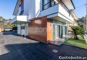 Moradia T4 Com Pátio, Jardim E Garagem Em...