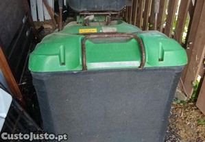 Cortador de relva com assento John Deere.