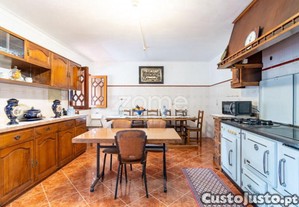 Duas Moradias Em Quinta Com Produção De Vinha...