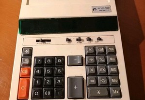 Máquina de calcular antiga a funcionar, indicada p