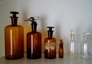 Frascos e tubos de ensaio laboratório farmácia