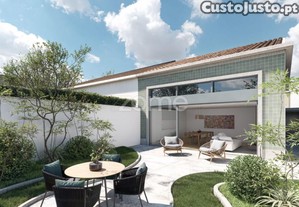 Moradia E Terreno Para Construção Na Rua De...