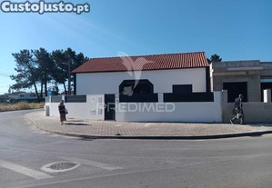 Moradia t4 com piscina e boa área exterior