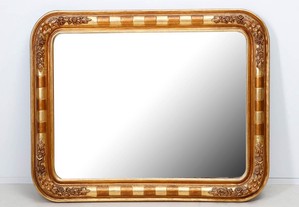 Elegante espelho antigo com moldura em madeira