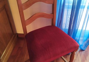 Cadeira em madeira macia de castanho