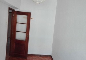 Quarto com varanda, apartamento T2+1, Rua Miguel Bombarda, disponivel dia 1 de Outubrorto(