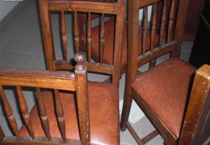 cadeiras em castanho