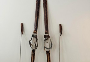 Skis/Esquis de madeira antigos e respectivos bastões Vintage