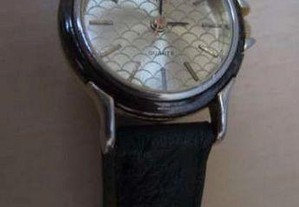 Relógio de senhora com bracelete em preto.