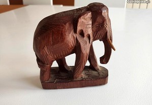 Estatueta antiga, elefante, de madeira maciça