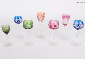 Sete copos de pé alto em vidro colorido