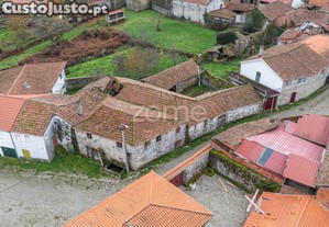 Moradia De 2 Pisos Com Pátio Para Reconstruir -...