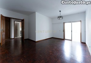 Apartamento T3, recentemente remodelado, com 98m, para habitao