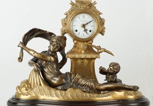 Relógio de mesa antigo em bronze