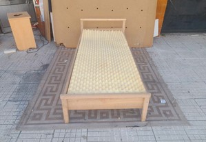 Cama em madeira Ikea com colchao para junior