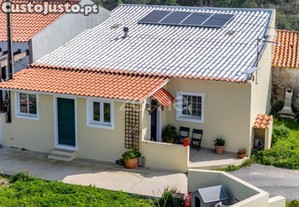 Moradia T3 Totalmente Renovada, Inserida Num...