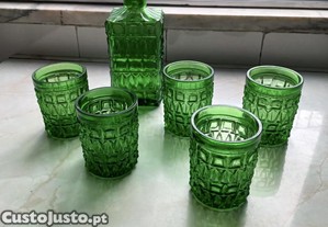 Garrafa de licores e digestivos com 5 copos