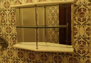 Móvel de casa de banho com prateleiras e espelho