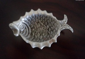 Cinzeiro em alumínio, em forma de peixe