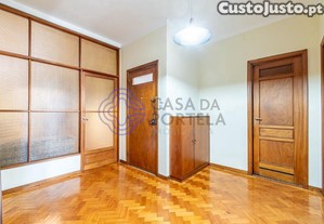 de Prdio na Baixa do Porto, junto  Praa da Repblica.