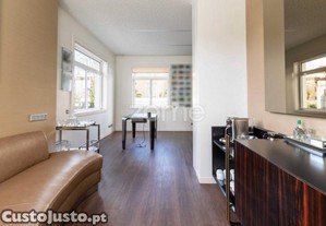 Moradia Com Jardim Av. Marechal Gomes Da Costa...