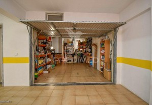 Garagem box com cerca de 27 m2
