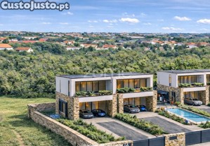 Moradia T2+2 Inserida Em Terreno Urbano Em...