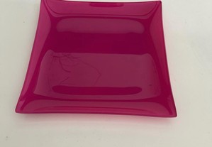 Prato quadrado em vidro cor de rosa