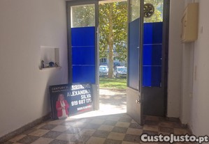 Oportunidade de um espaço comercial, ou armazém no Restelo