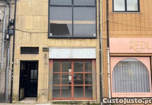 Loja No R/Ch Logradouro E Cave, Na Rua Santos...