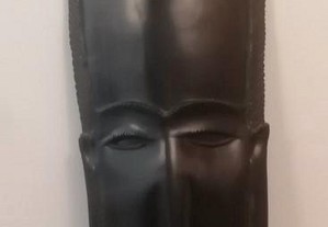 Máscara africana talhada à mão, em pau preto