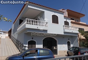 Moradia t3, com armazém e anexo t2