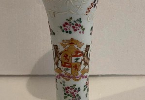 Pequena jarra de porcelana da China com brasão
