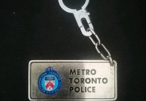 Porta chaves em metal com a gravação do Metro Toronto Police