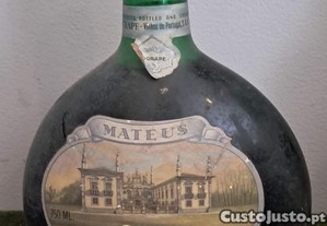 Garrafa antiga Mateus Branco
