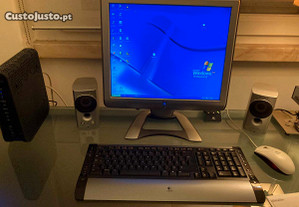 Computador, monitor, teclado, rato e colunas