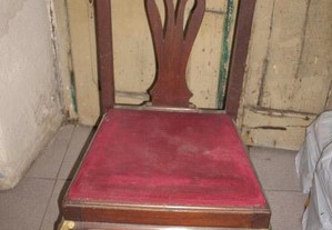 Cadeira antiga com estofo em veludo