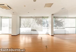 Loja Comercial Com Excelente Montra E...