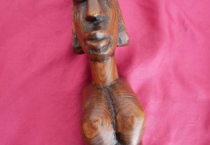 Busto Africano Masculino em madeira. Altura 21cm.