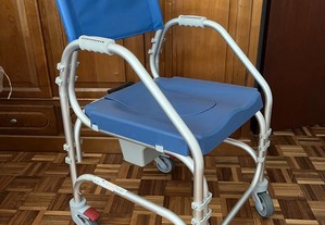 Cadeira de banho e sanitária c/rodas em alumínio