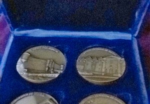 Estojo com 4 medalhas em metal com locais de Cascais